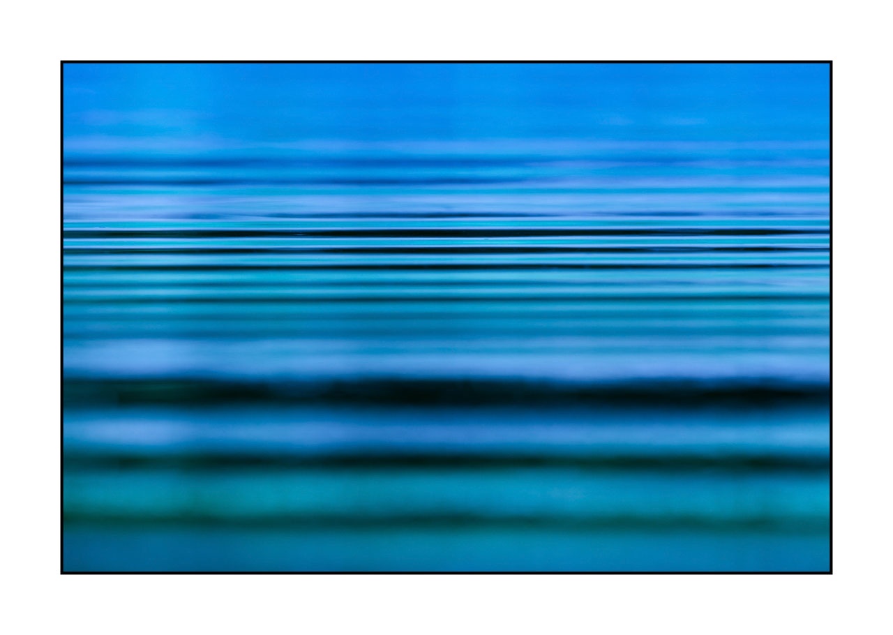lumieres-et-couleurs/022-univers-paralleles-en-couleurs/fr/04-vaguelettes-sur-l-eau-univers-paralleles-en-couleur-180609DOMMIN0444C