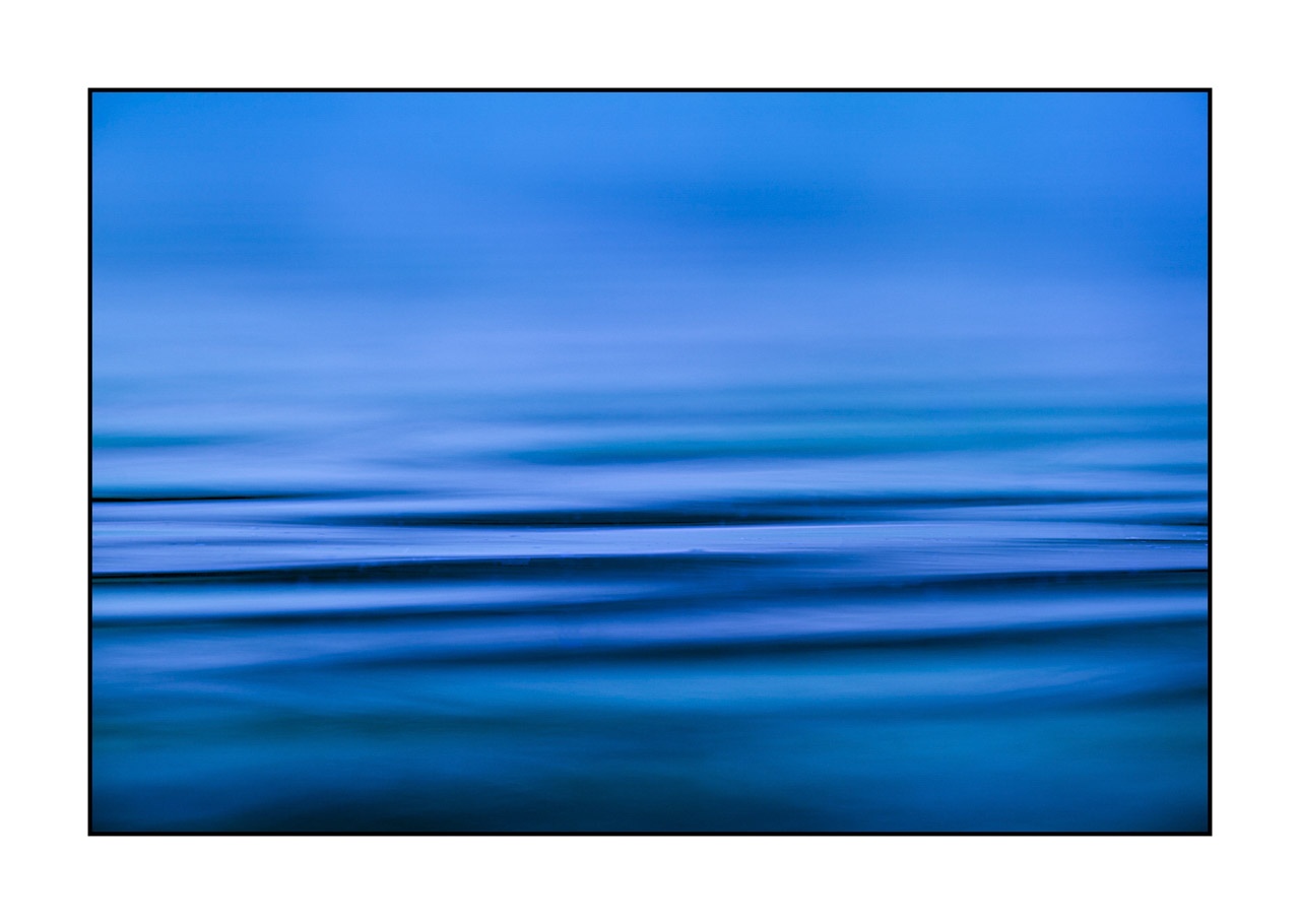 lumieres-et-couleurs/022-univers-paralleles-en-couleurs/fr/07-vaguelettes-sur-l-eau-univers-paralleles-en-couleur-180609DOMMIN0474C