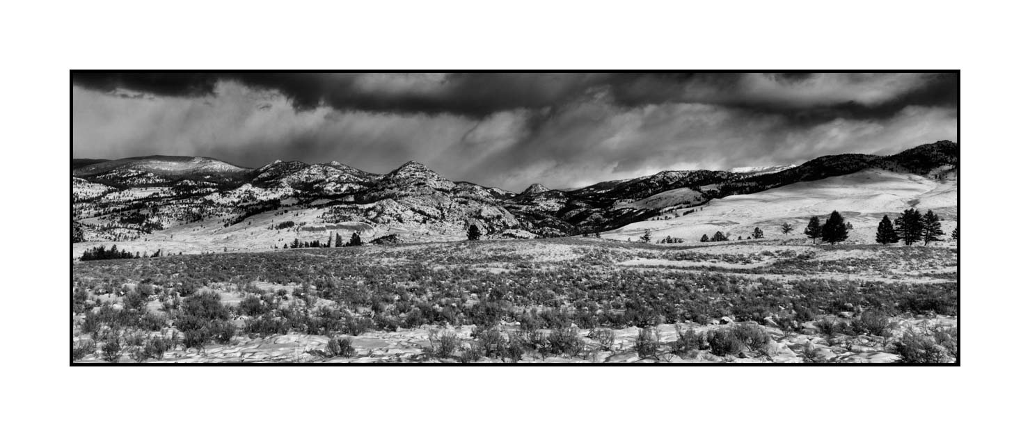nuances-de-noirs-et-de-blancs/041-merveilles-naturelles-yellowstone-en-hiver/en/20-snowy-landscape-yellowstone-black-and-white-220104YELLANPAN01B