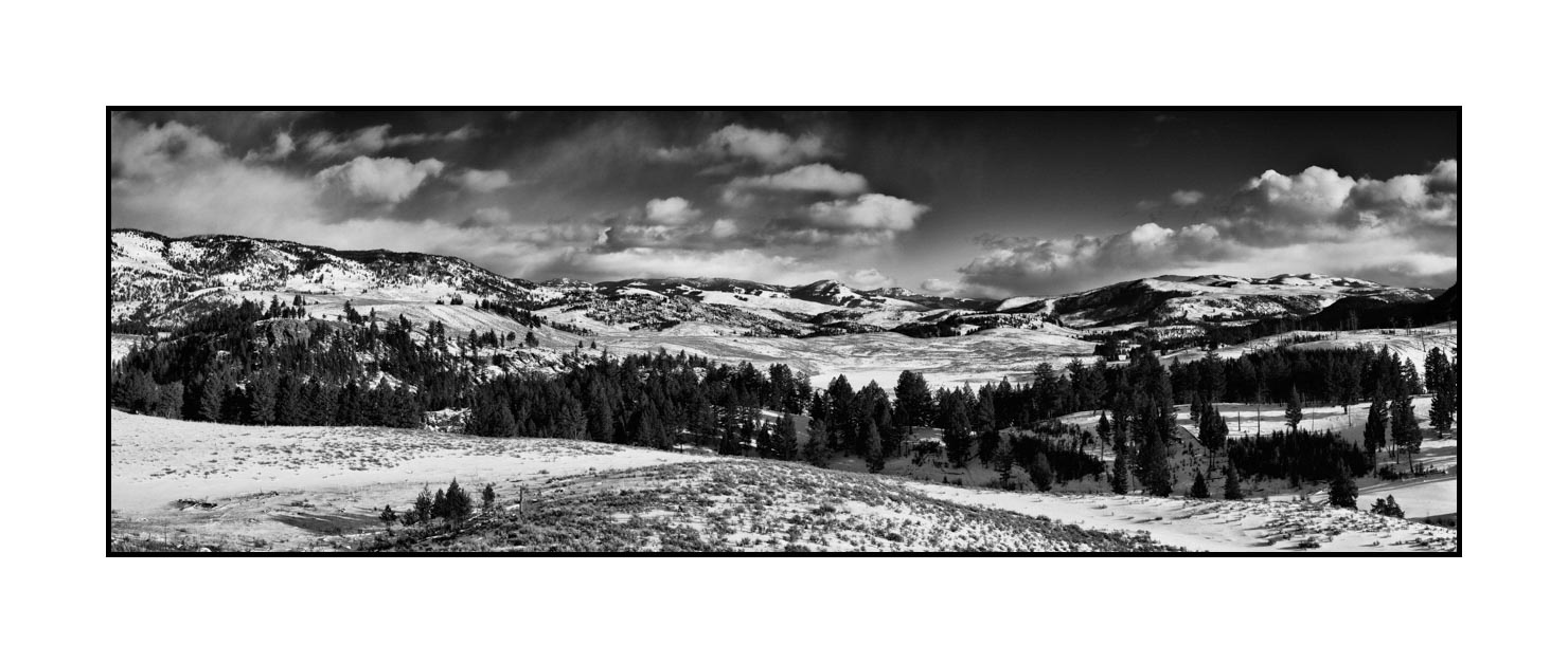 nuances-de-noirs-et-de-blancs/041-merveilles-naturelles-yellowstone-en-hiver/en/21-snowy-landscape-yellowstone-black-and-white-220104YELLANPAN08B
