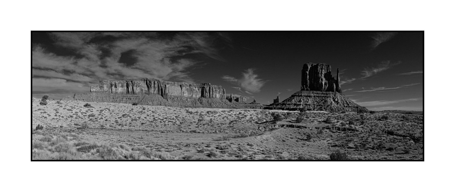 nuances-de-noirs-et-de-blancs/052-merveilles-monument-valley-noir-et-blanc/fr/02-monument-valley-noir-et-blanc-200130UTAMONPAN02B