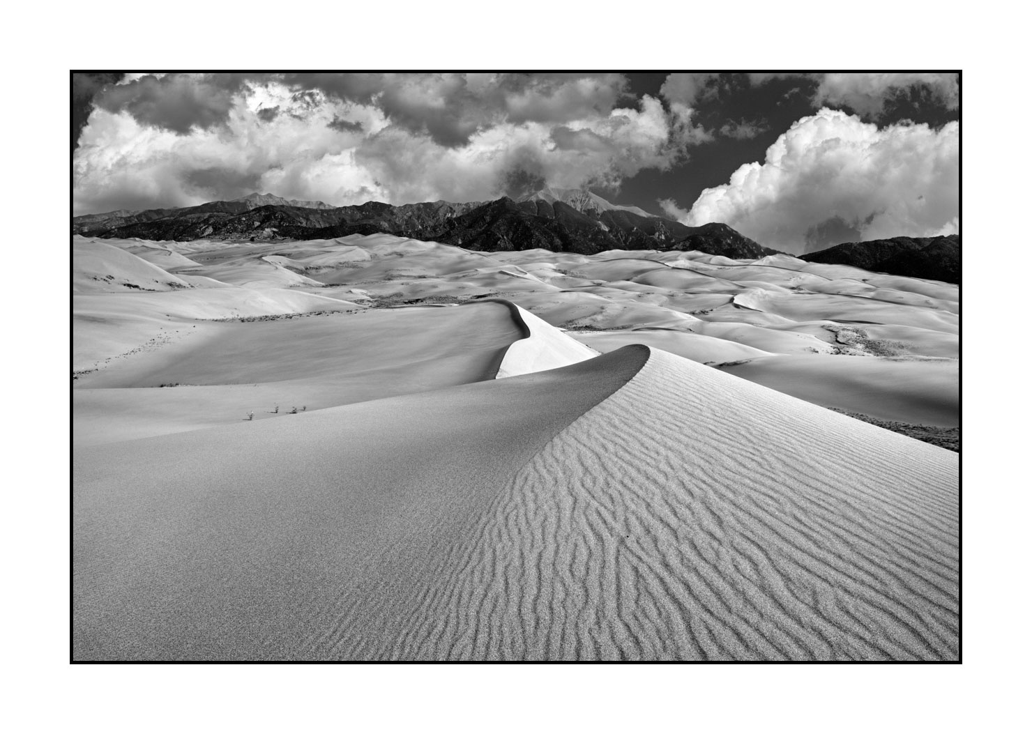nuances-de-noirs-et-de-blancs/059-merveilles-naturelles-de-great-sand-dunes/en/01-great-sand-dune-black-and-white-200816GRSDUN0027B