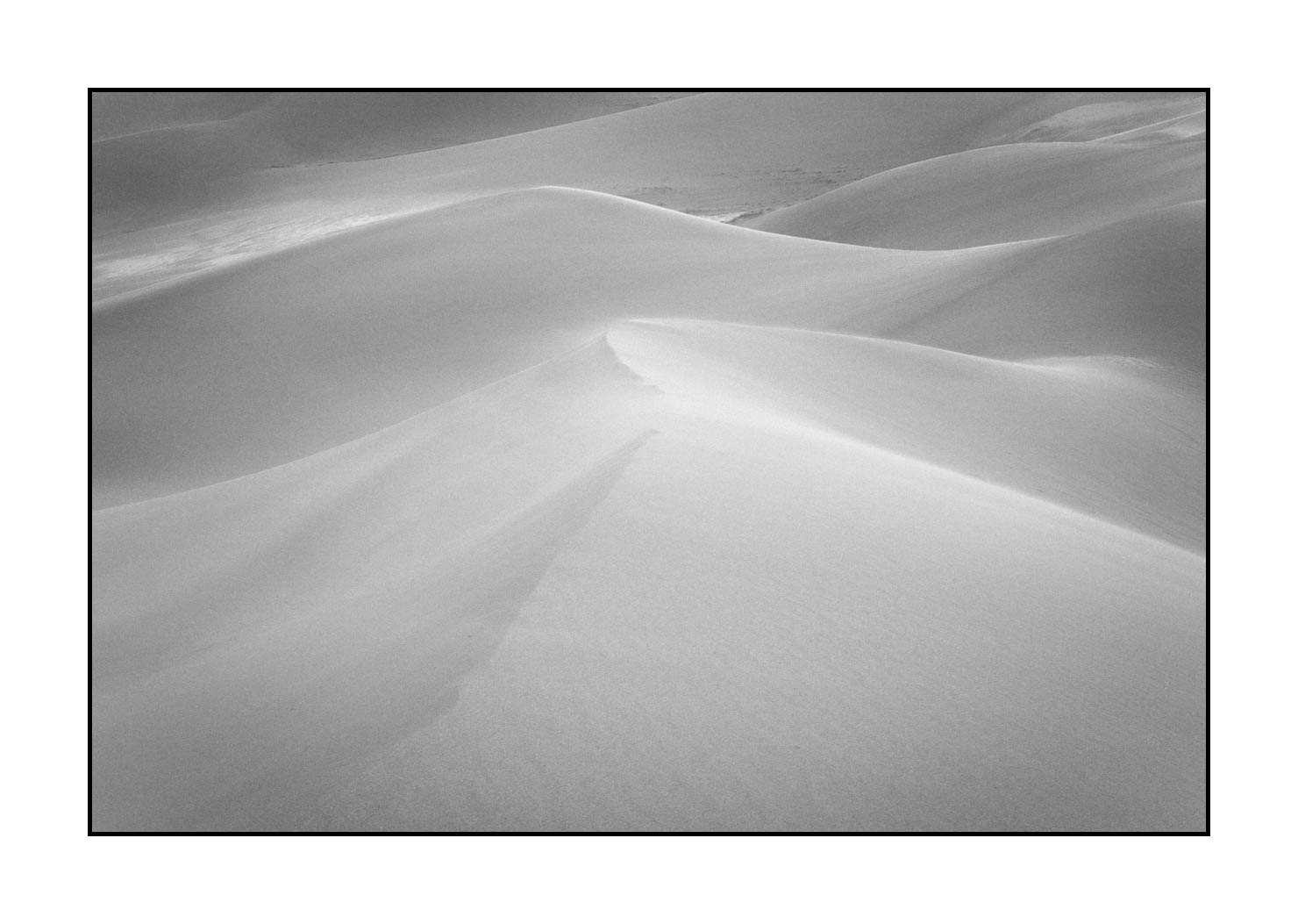 nuances-de-noirs-et-de-blancs/062-caresses-sur-le-sable/fr/03-caresse-sur-le-sable-200816GRSDUN0229B