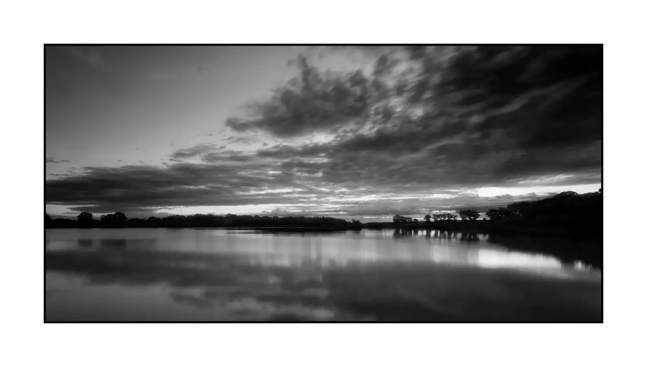 nuances-de-noirs-et-de-blancs/090-l-ame-cachee-de-la-dombes/en/03-landscape-pond-dombes-2202-21B