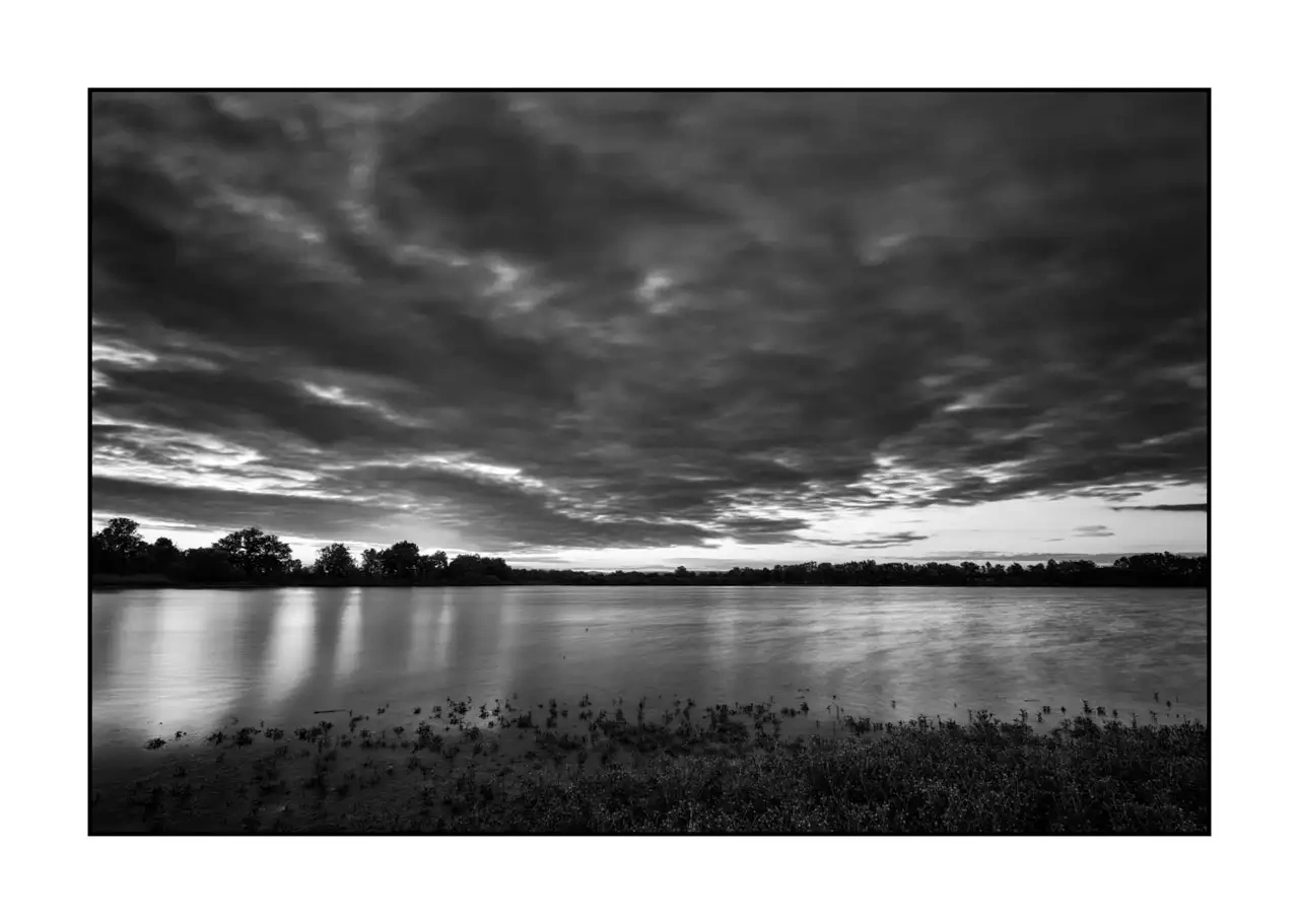 nuances-de-noirs-et-de-blancs/090-l-ame-cachee-de-la-dombes/en/05-landscape-pond-dombes-2204-32B