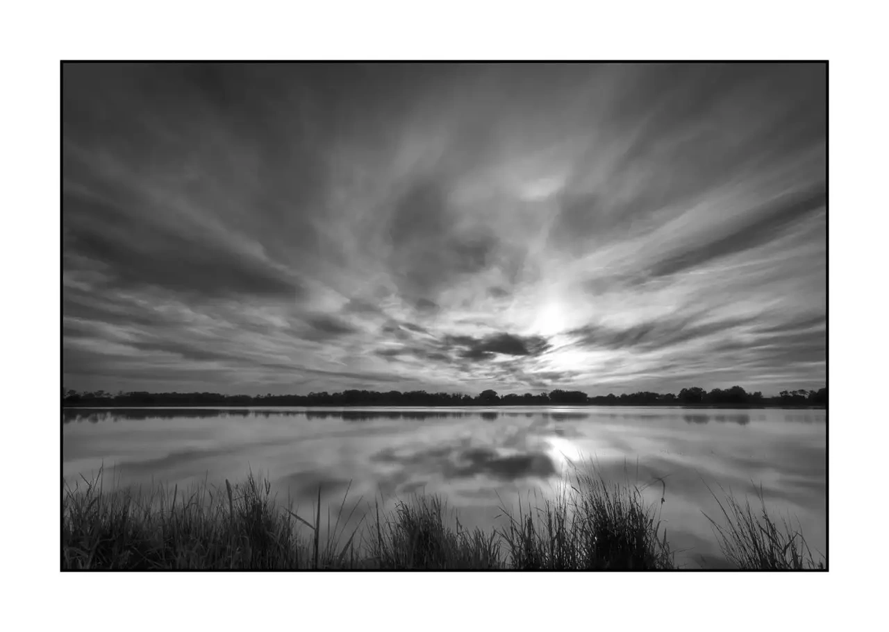 nuances-de-noirs-et-de-blancs/090-l-ame-cachee-de-la-dombes/fr/04-paysage-etang-dombes-2203-32B