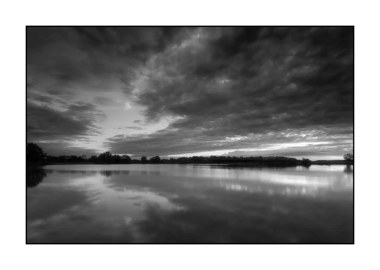 nuances-de-noirs-et-de-blancs/090-l-ame-cachee-de-la-dombes/fr/06-paysage-etang-dombes-2205-32B