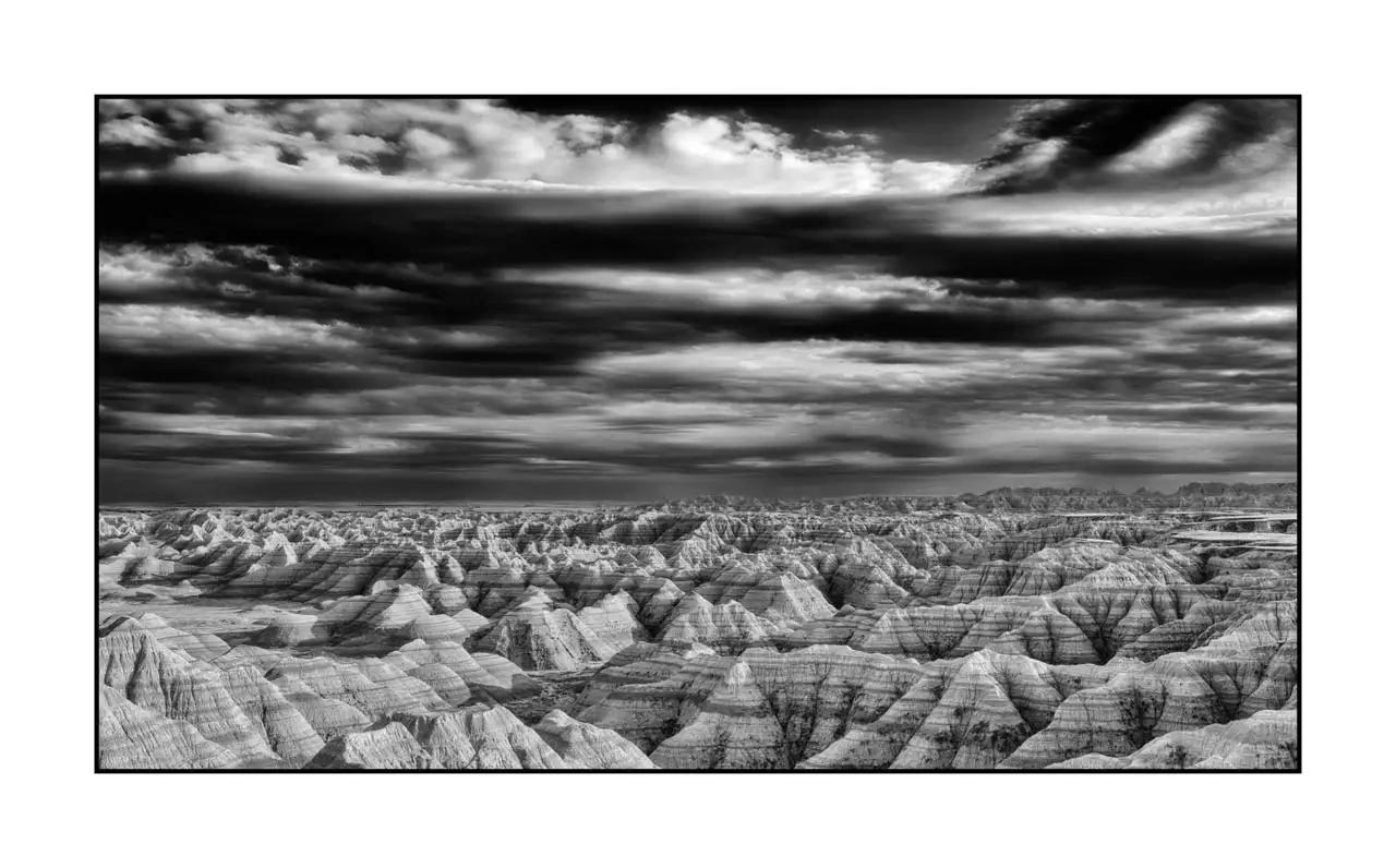 nuances-de-noirs-et-de-blancs/091-echos-du-temps-badlands/en/02-landscape-badlands-dakota-2239-169B