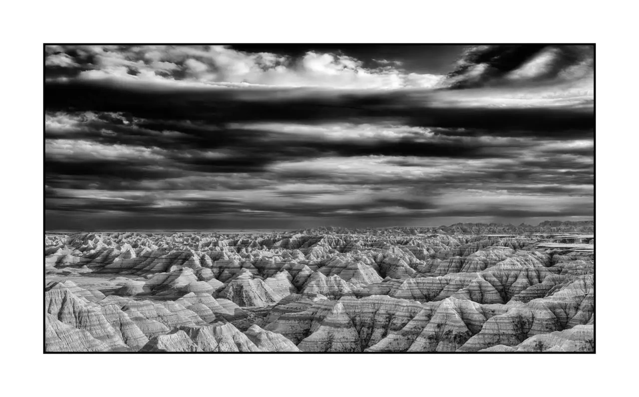 nuances-de-noirs-et-de-blancs/091-echos-du-temps-badlands/fr/02-paysage-badlands-dakota-2239-169B