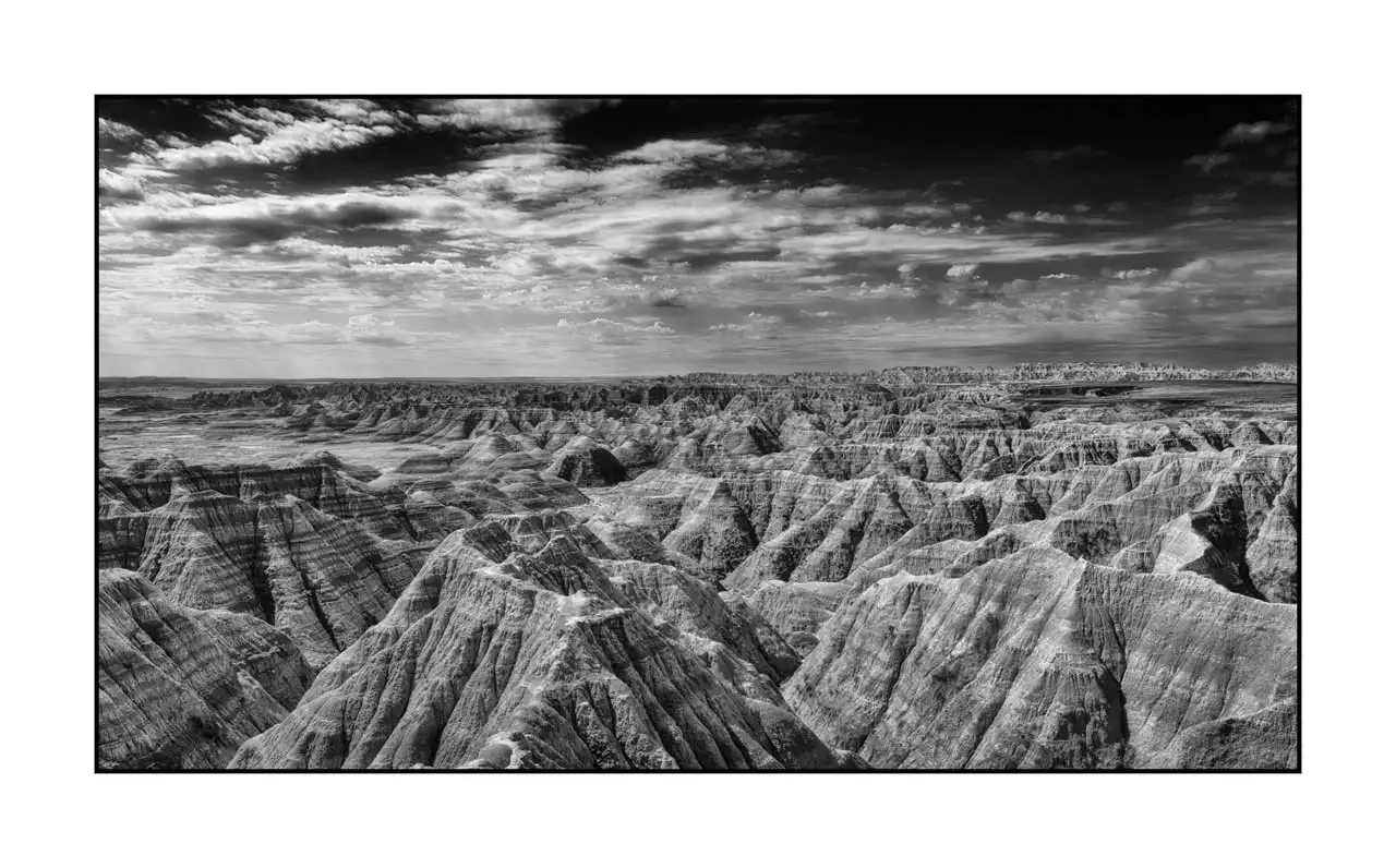 nuances-de-noirs-et-de-blancs/091-echos-du-temps-badlands/fr/03-paysage-badlands-dakota-2240-169B