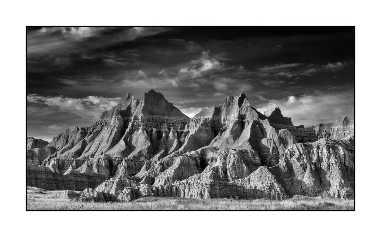 nuances-de-noirs-et-de-blancs/091-echos-du-temps-badlands/fr/04-paysage-badlands-dakota-2241-169B