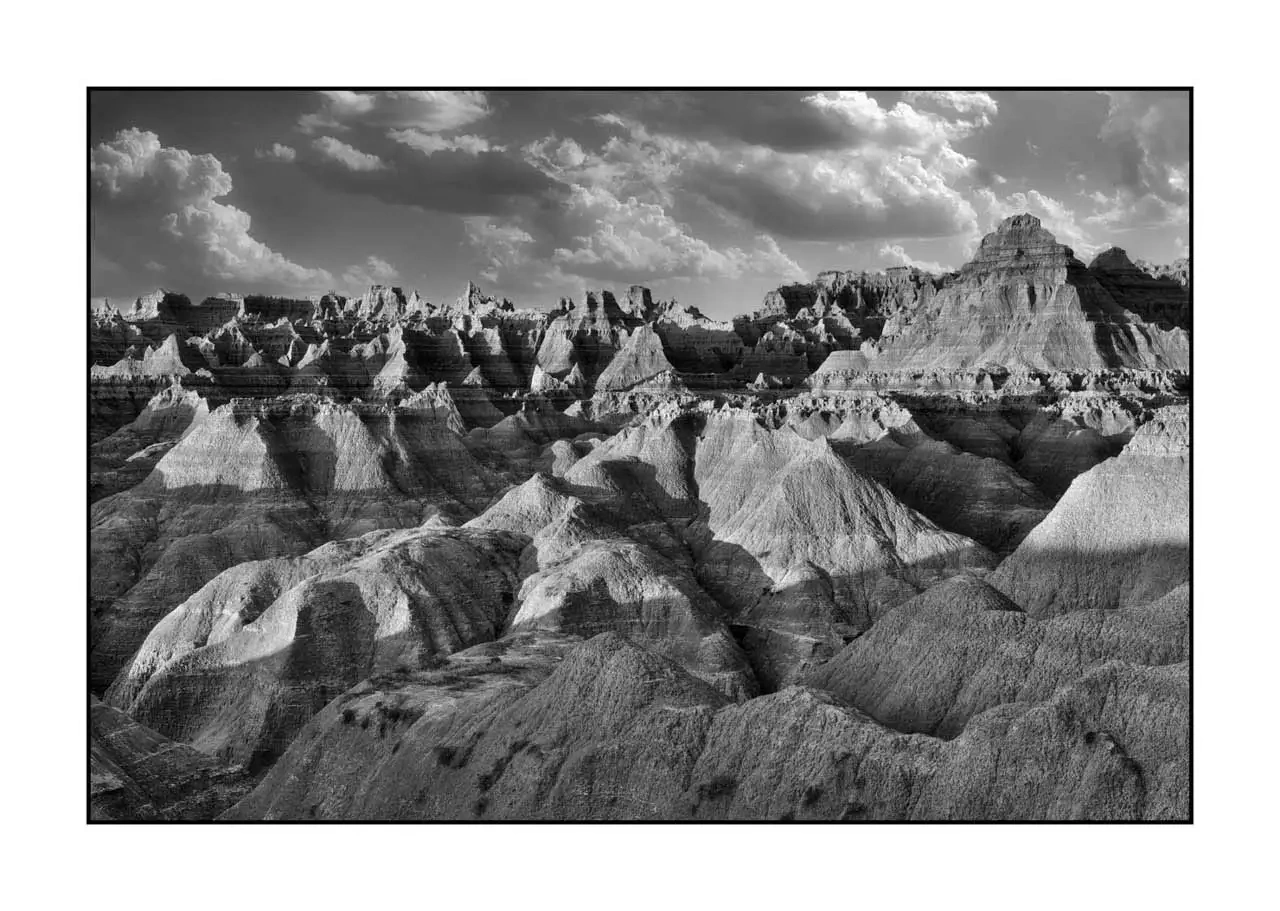 nuances-de-noirs-et-de-blancs/091-echos-du-temps-badlands/fr/07-paysage-badlands-dakota-2244-32B