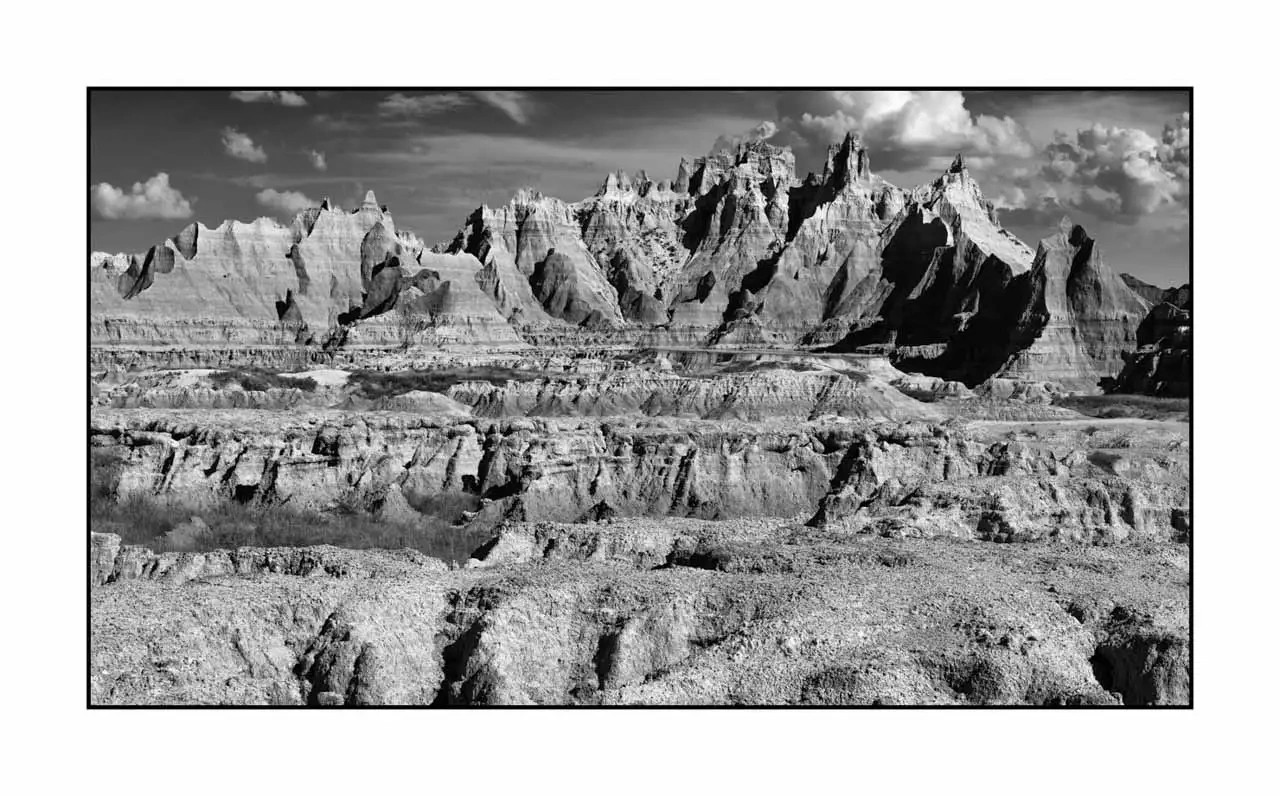 nuances-de-noirs-et-de-blancs/091-echos-du-temps-badlands/fr/08-paysage-badlands-dakota-2245-169B