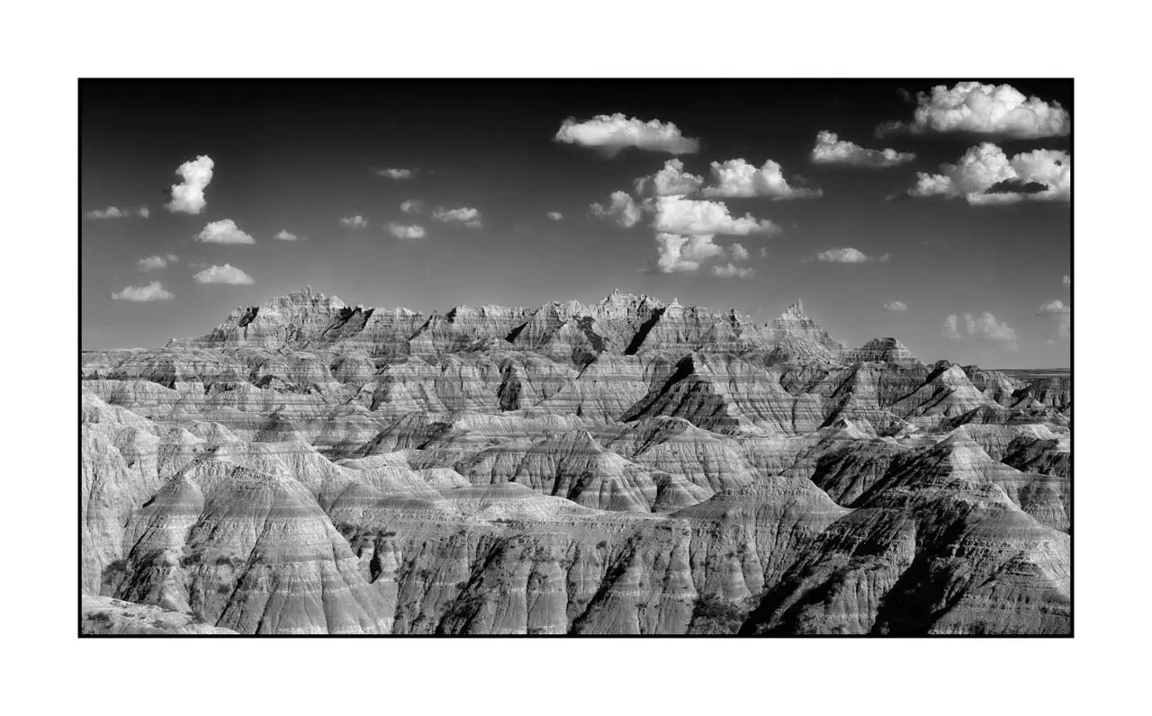 nuances-de-noirs-et-de-blancs/091-echos-du-temps-badlands/fr/10-paysage-badlands-dakota-2247-169B