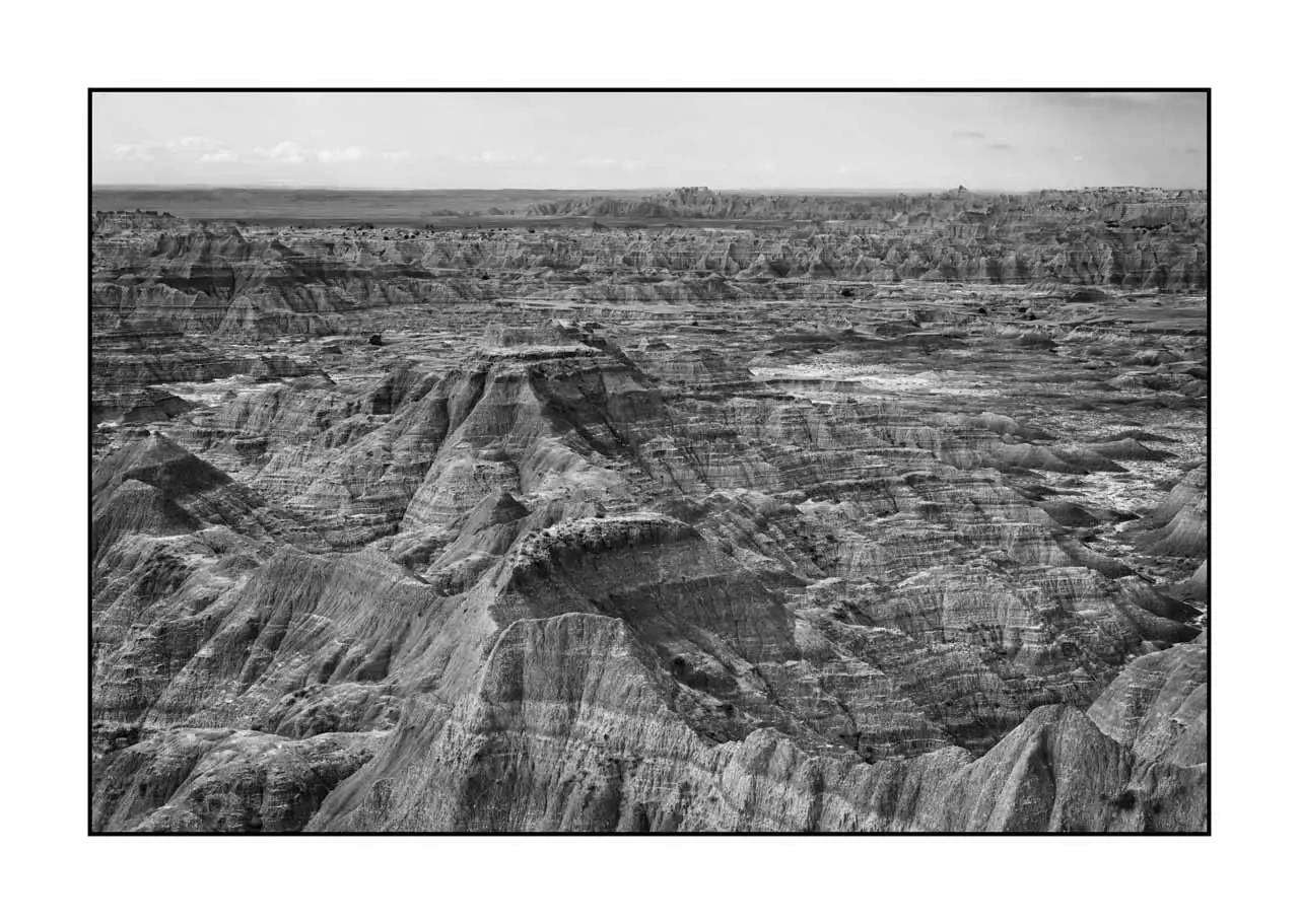 nuances-de-noirs-et-de-blancs/091-echos-du-temps-badlands/fr/11-paysage-badlands-dakota-2248-32B