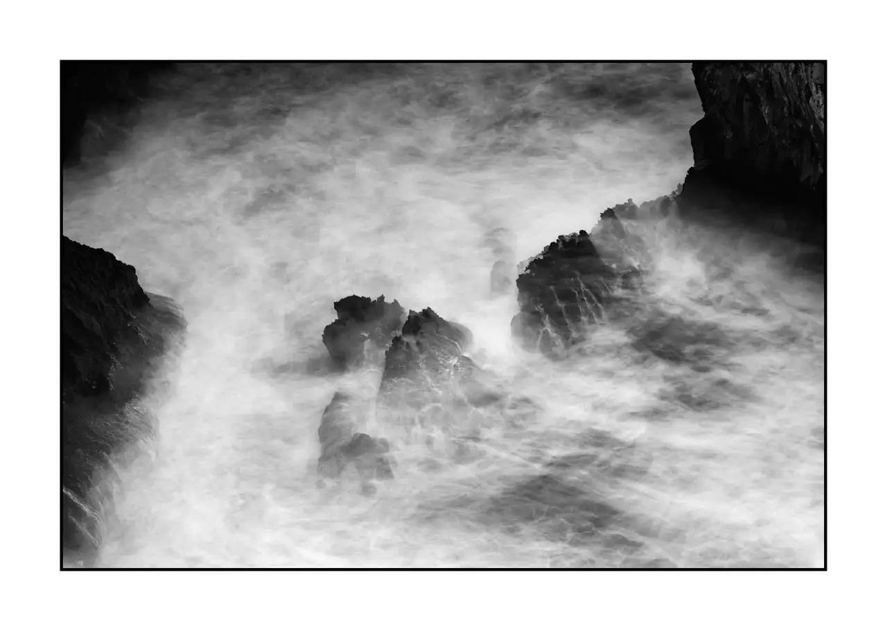 nuances-de-noirs-et-de-blancs/095-le-battement-lent-ocean/edition-limitee/en/05-waves-breaking-rocks-asturias-spain-2349-32B