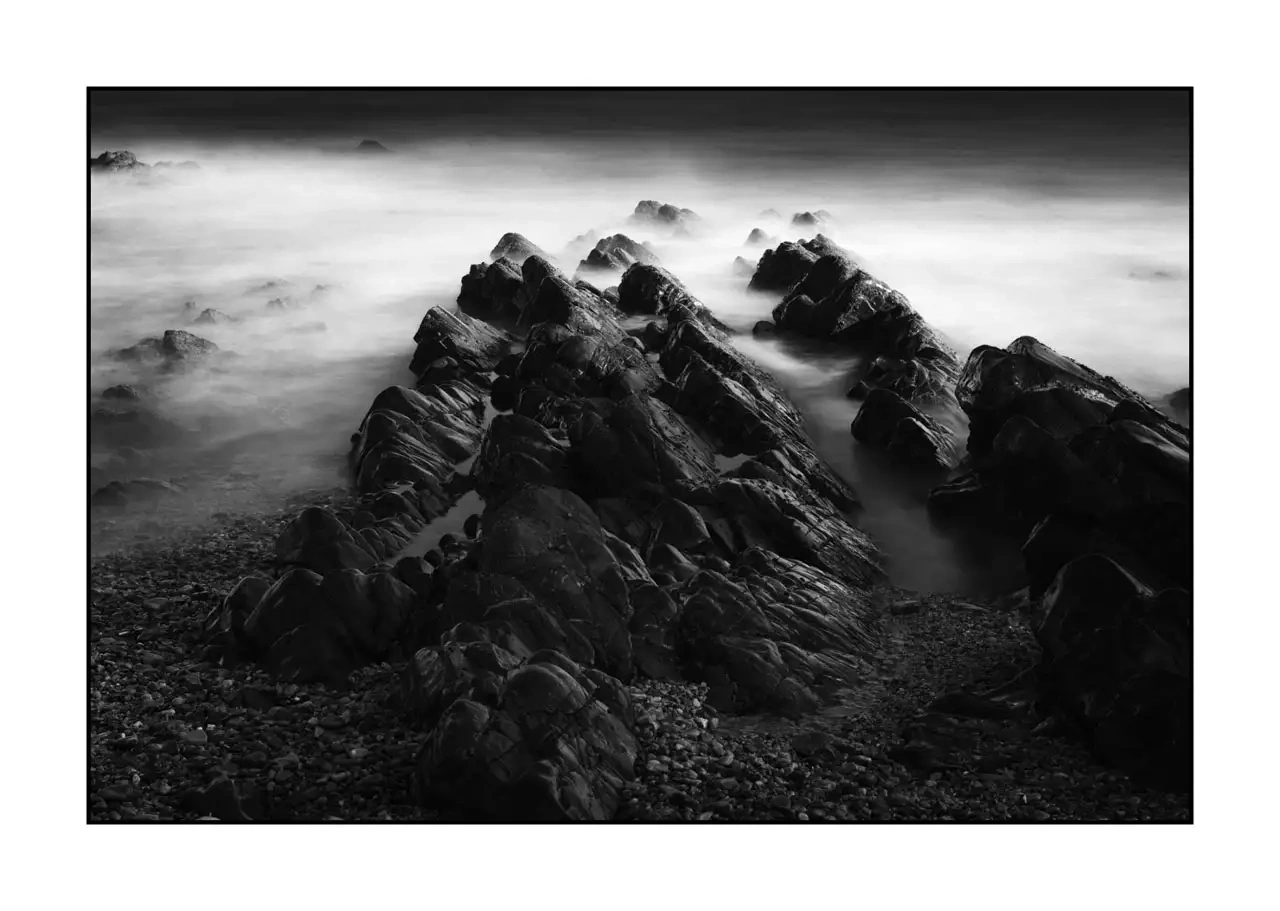 nuances-de-noirs-et-de-blancs/095-le-battement-lent-ocean/edition-limitee/en/06-waves-breaking-rocks-asturias-spain-2350-32B