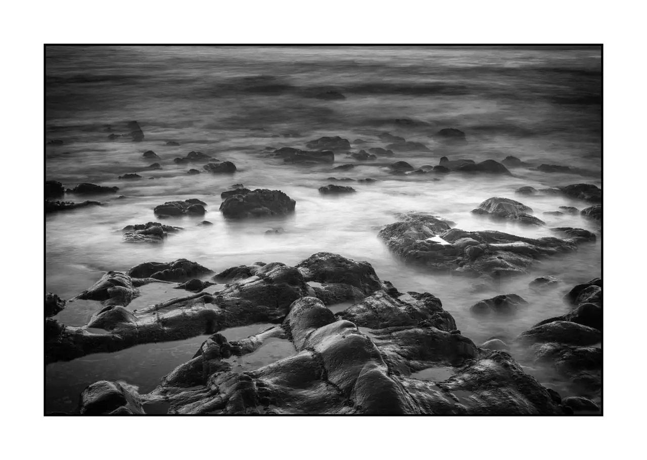 nuances-de-noirs-et-de-blancs/095-le-battement-lent-ocean/edition-limitee/en/07-waves-breaking-rocks-asturias-spain-2351-32B