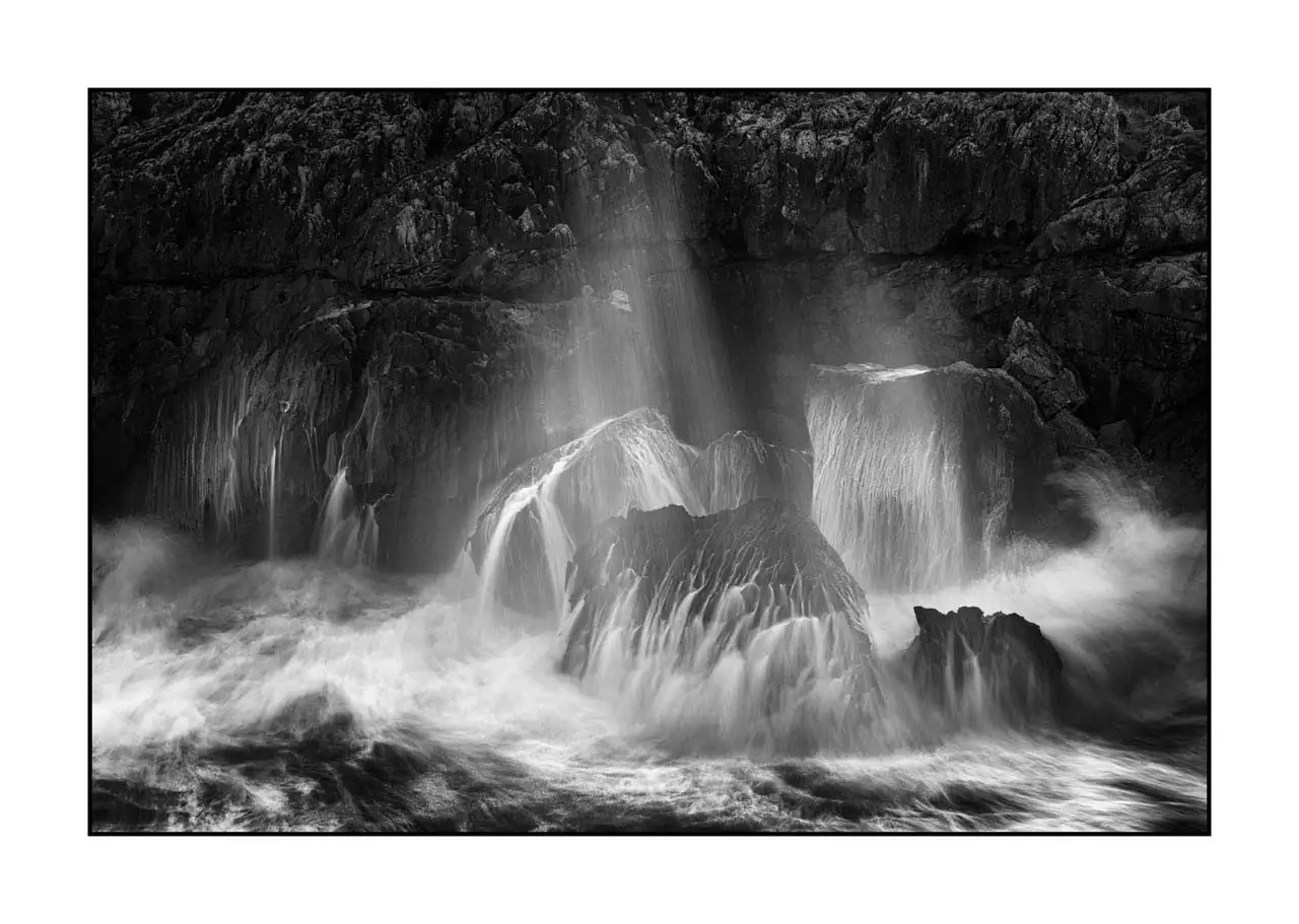 nuances-de-noirs-et-de-blancs/095-le-battement-lent-ocean/edition-limitee/fr/01-vagues-se-cassant-rochers-asturies-espagne-2345-32B