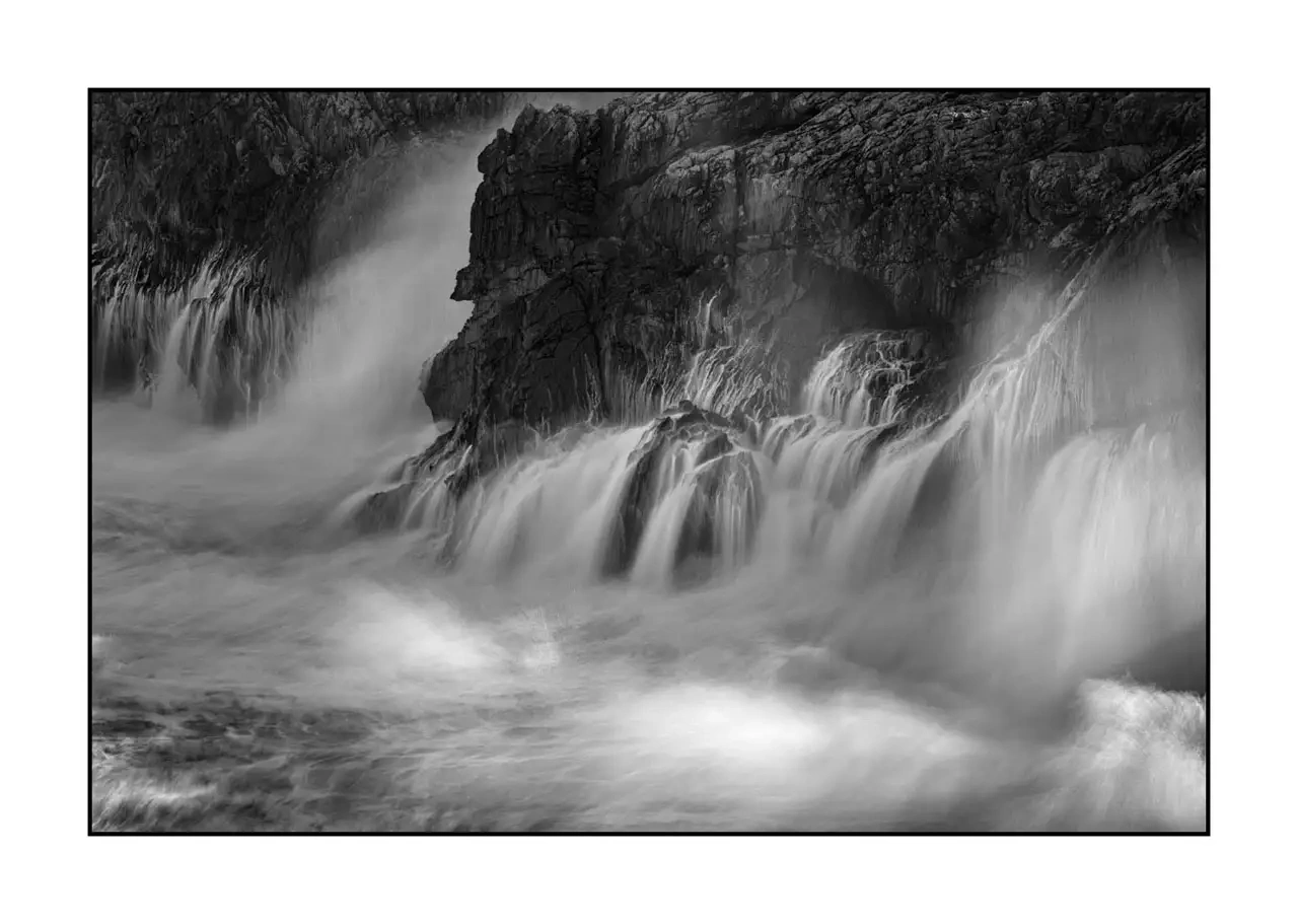 nuances-de-noirs-et-de-blancs/095-le-battement-lent-ocean/edition-limitee/fr/02-vagues-se-cassant-rochers-asturies-espagne-2346-32B