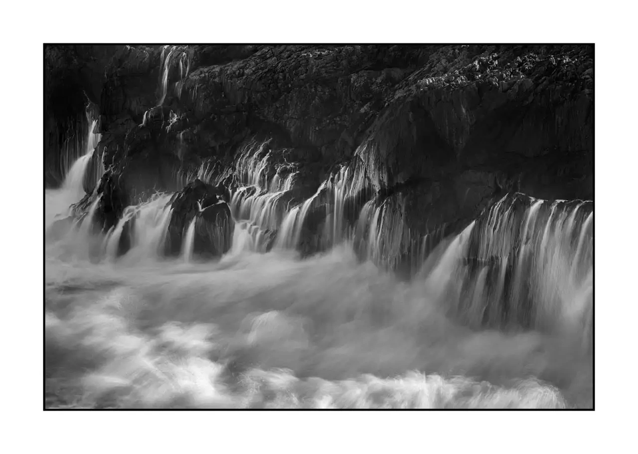 nuances-de-noirs-et-de-blancs/095-le-battement-lent-ocean/edition-limitee/fr/03-vagues-se-cassant-rochers-asturies-espagne-2347-32B