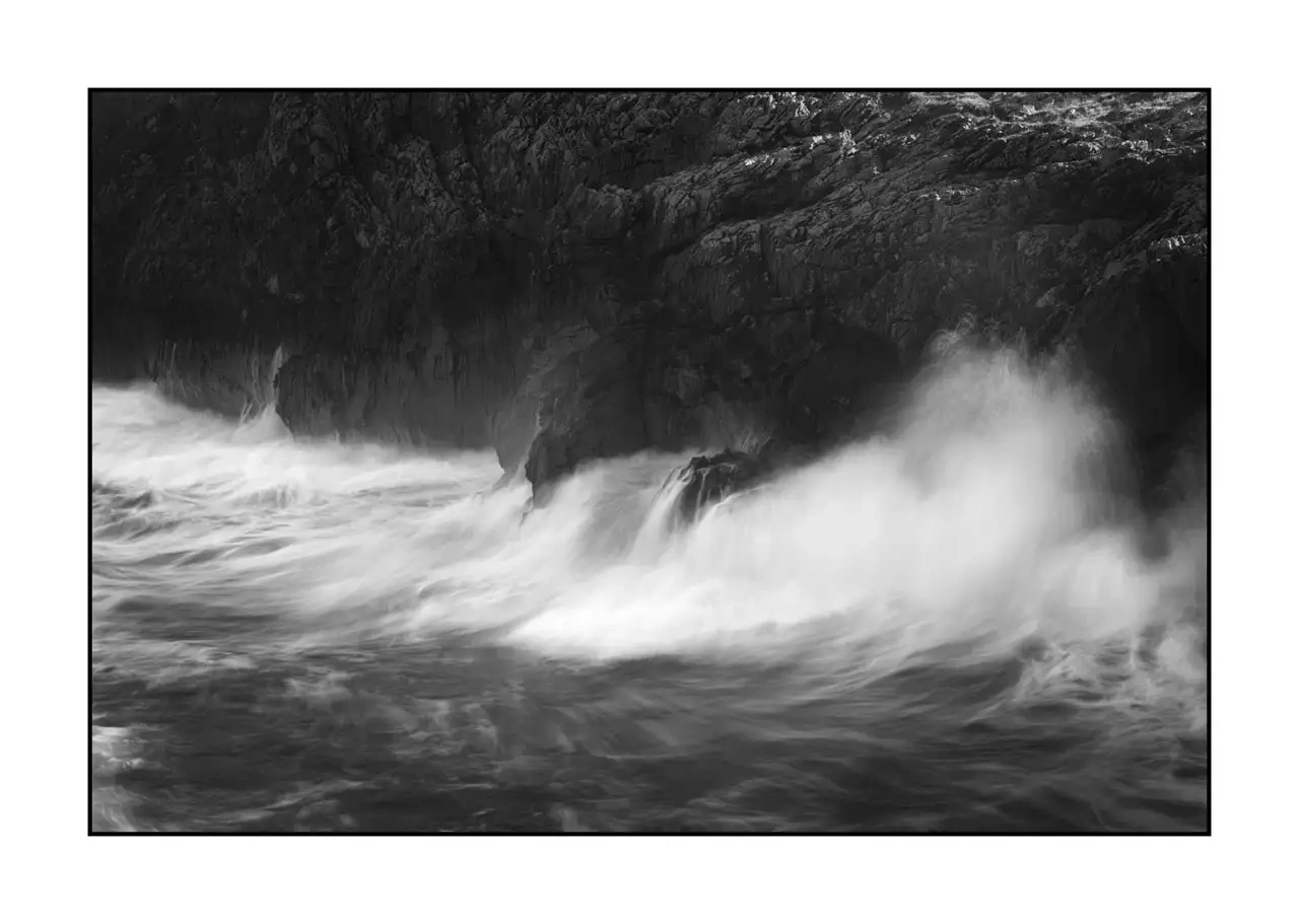 nuances-de-noirs-et-de-blancs/095-le-battement-lent-ocean/edition-limitee/fr/04-vagues-se-cassant-rochers-asturies-espagne-2348-32B