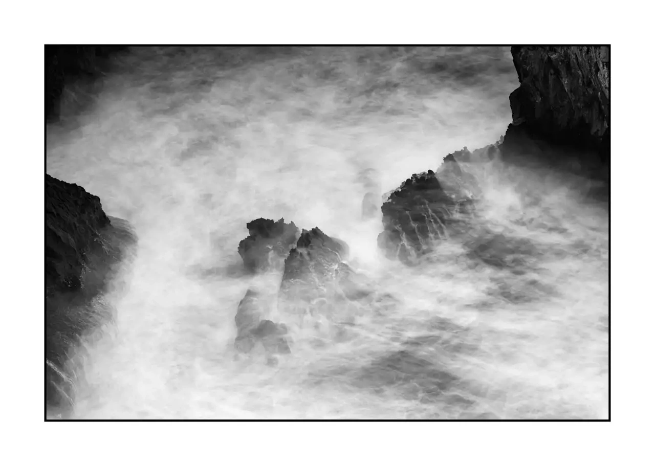 nuances-de-noirs-et-de-blancs/095-le-battement-lent-ocean/edition-limitee/fr/05-vagues-se-cassant-rochers-asturies-espagne-2349-32B