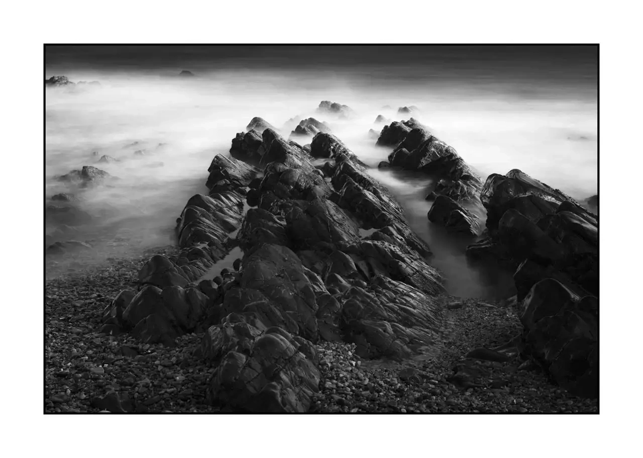 nuances-de-noirs-et-de-blancs/095-le-battement-lent-ocean/edition-limitee/fr/06-vagues-se-cassant-rochers-asturies-espagne-2350-32B