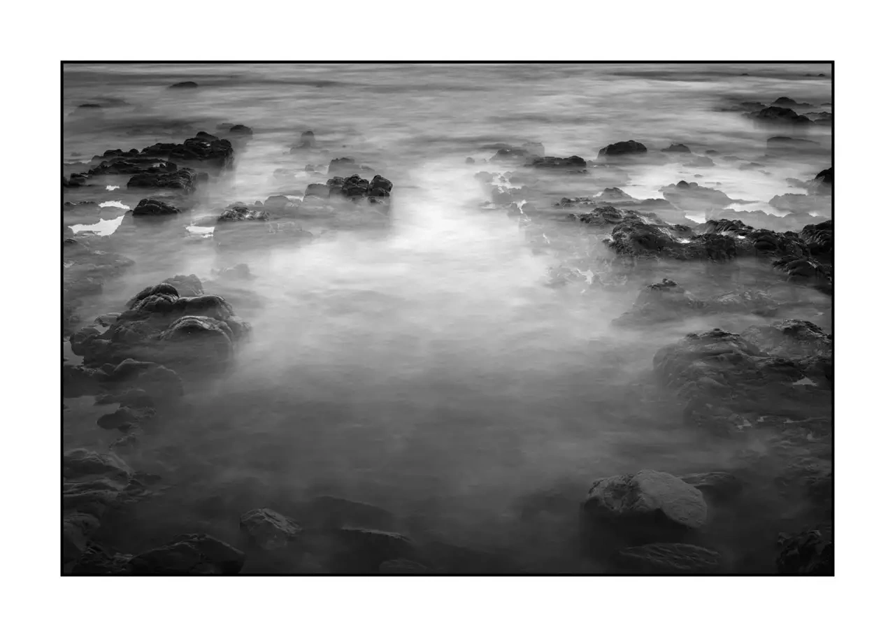 nuances-de-noirs-et-de-blancs/095-le-battement-lent-ocean/edition-limitee/fr/08-vagues-se-cassant-rochers-asturies-espagne-2352-32B