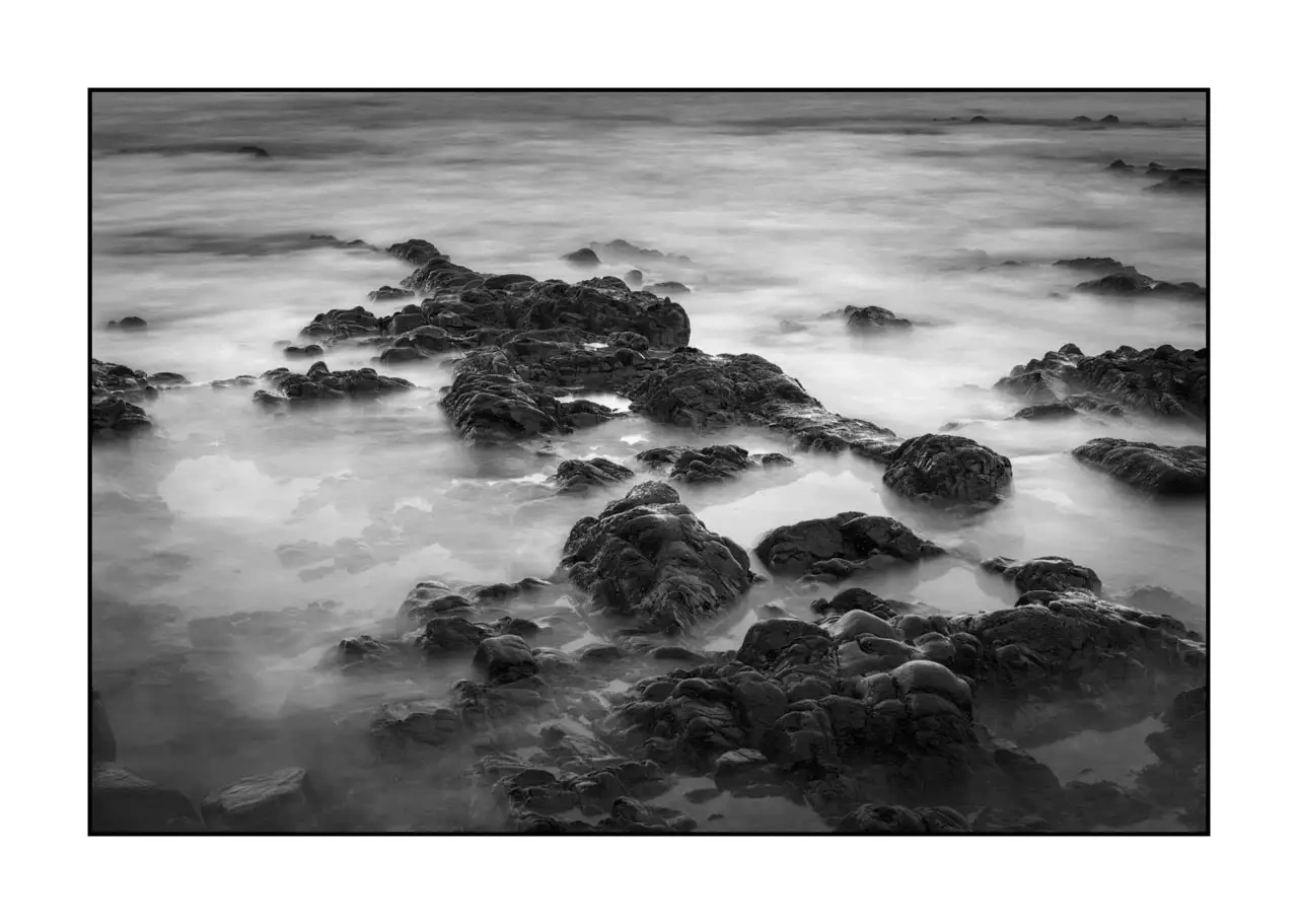 nuances-de-noirs-et-de-blancs/095-le-battement-lent-ocean/edition-limitee/fr/09-vagues-se-cassant-rochers-asturies-espagne-2353-32B