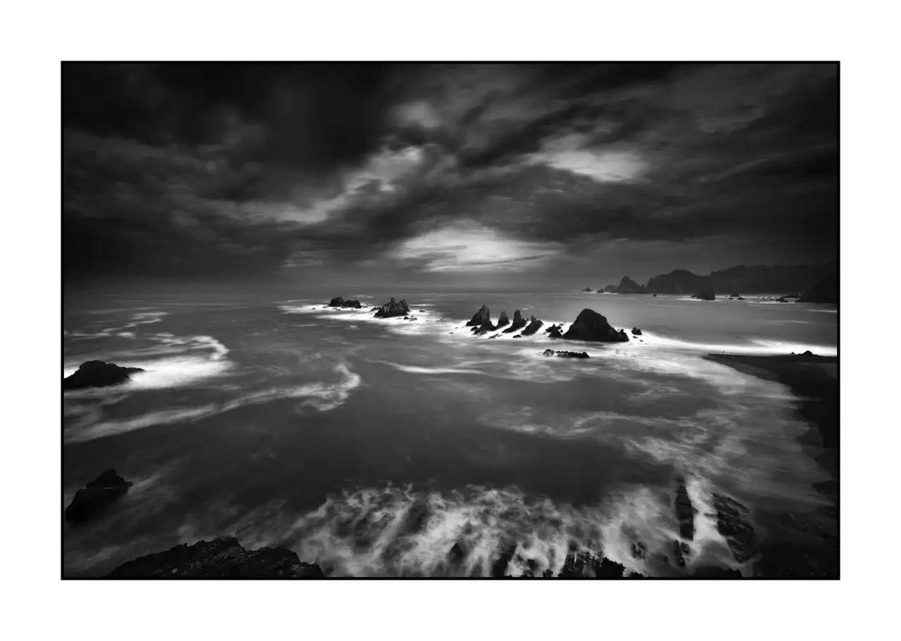 nuances-de-noirs-et-de-blancs/096-murmures-ame-atlantique/edition-limitee/en/01-atlantic-ocean-asturias-spain-2355-32B