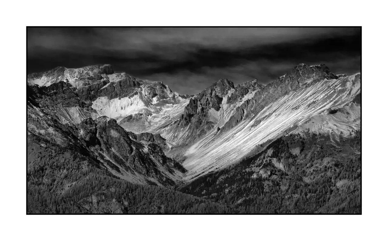 nuances-de-noirs-et-de-blancs/097-au-dela-des-limites-du-temps/edition-limitee/en/03-mountain-landscape-queyras-hautes-alpes-2369-169B