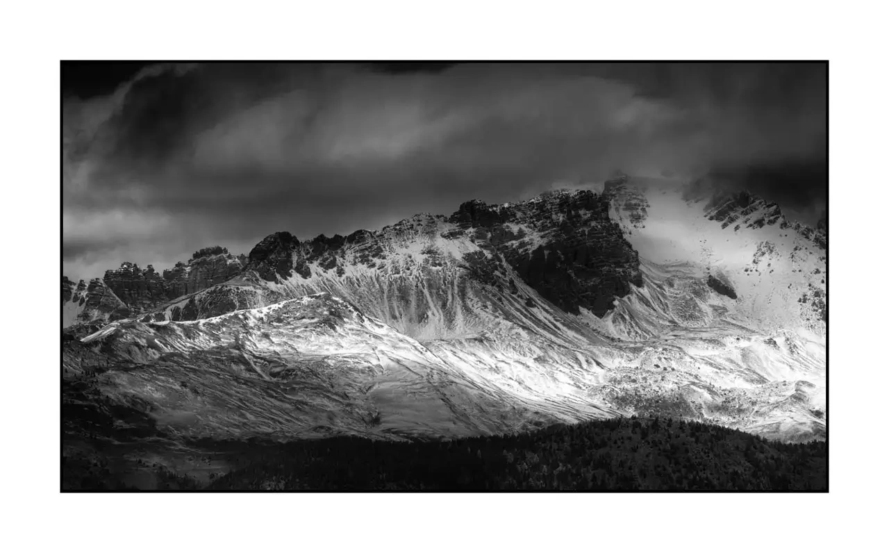 nuances-de-noirs-et-de-blancs/097-au-dela-des-limites-du-temps/edition-limitee/en/04-mountain-landscape-queyras-hautes-alpes-2370-169B