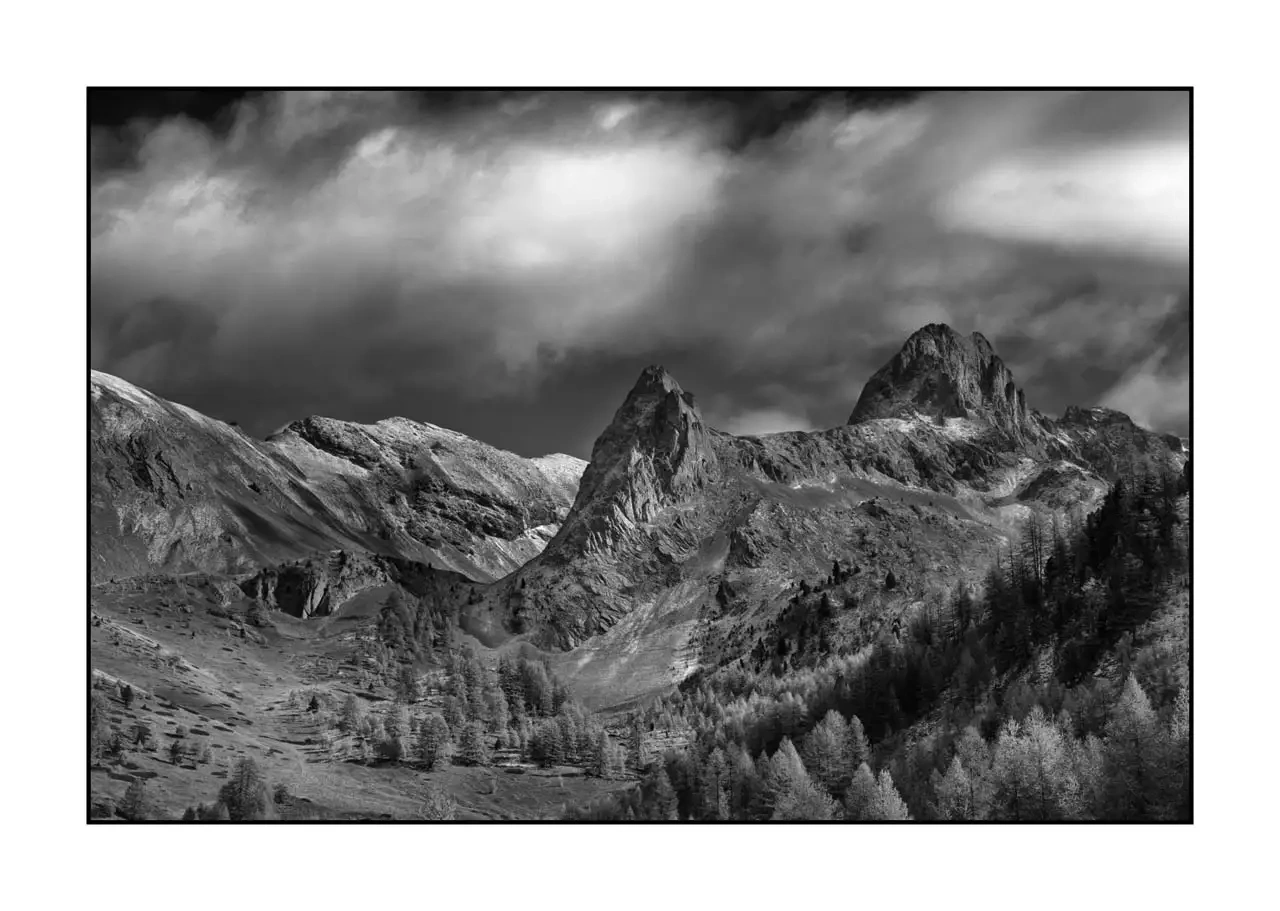 nuances-de-noirs-et-de-blancs/097-au-dela-des-limites-du-temps/edition-limitee/en/08-mountain-landscape-queyras-hautes-alpes-2374-32B