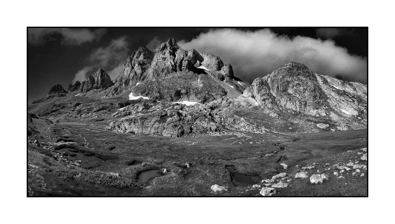 nuances-de-noirs-et-de-blancs/099-claree-noir-et-blanc/fr/01-paysage-noir-et-blanc-vallee-de-la-claree-2509-21B