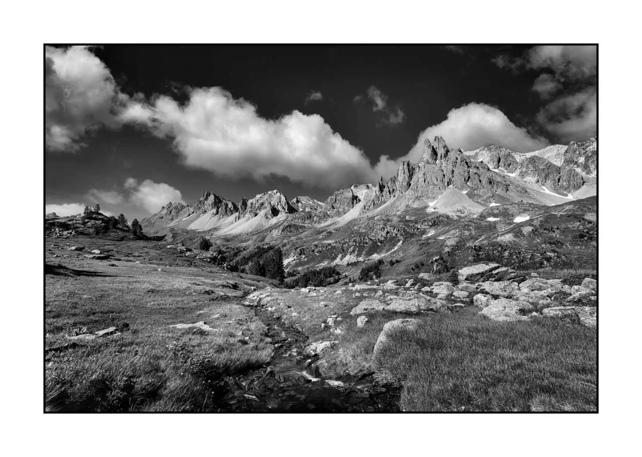 nuances-de-noirs-et-de-blancs/099-claree-noir-et-blanc/fr/02-paysage-noir-et-blanc-vallee-de-la-claree-2510-32B