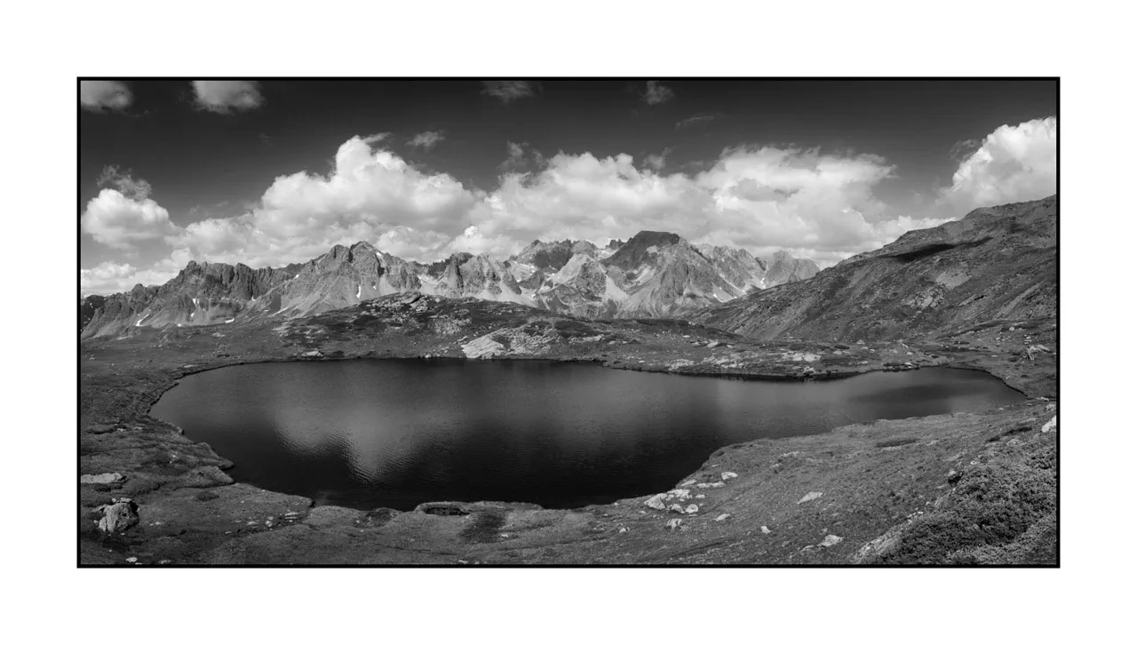 nuances-de-noirs-et-de-blancs/099-claree-noir-et-blanc/fr/06-paysage-noir-et-blanc-vallee-de-la-claree-2514-21B