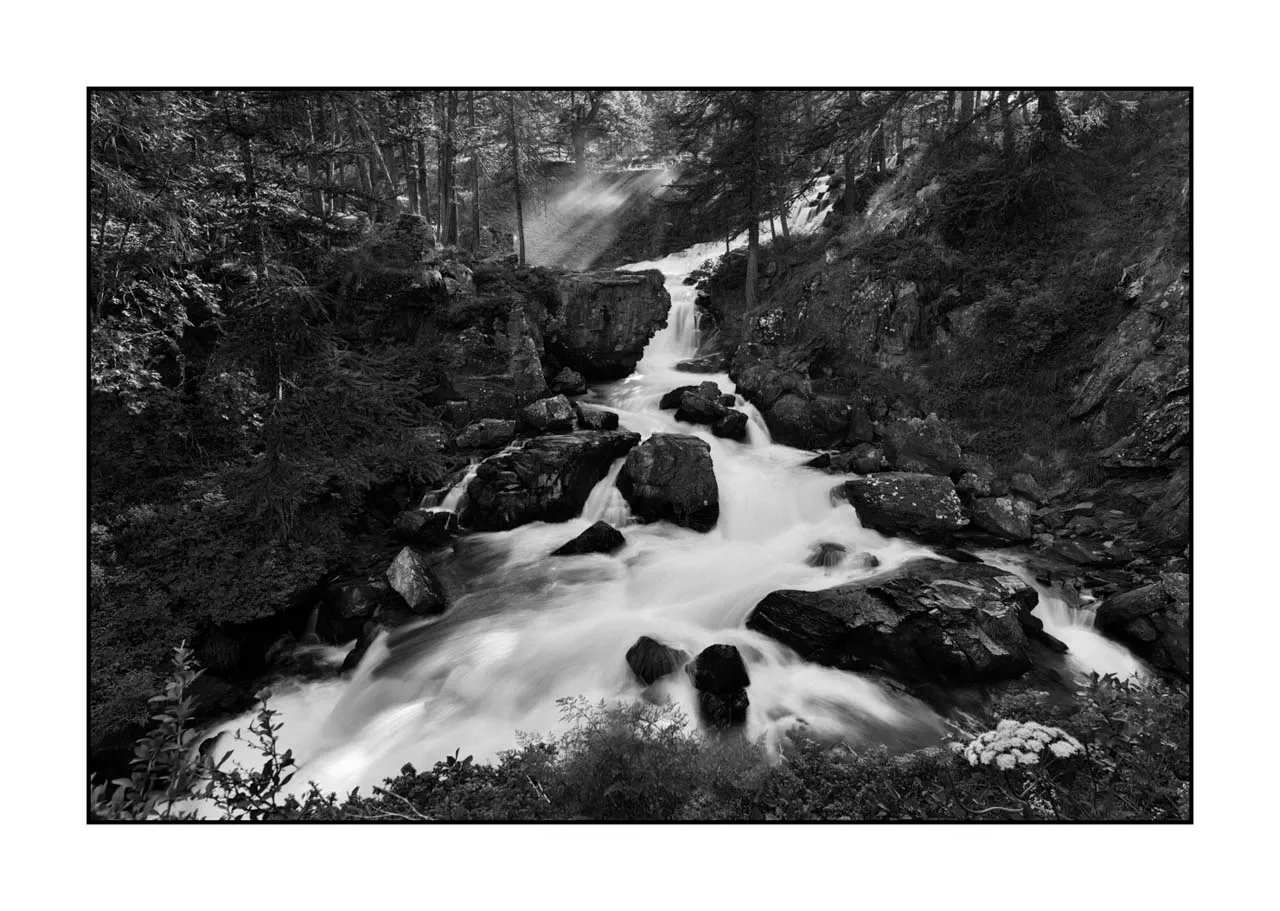 nuances-de-noirs-et-de-blancs/099-claree-noir-et-blanc/fr/12-paysage-noir-et-blanc-vallee-de-la-claree-2520-32B