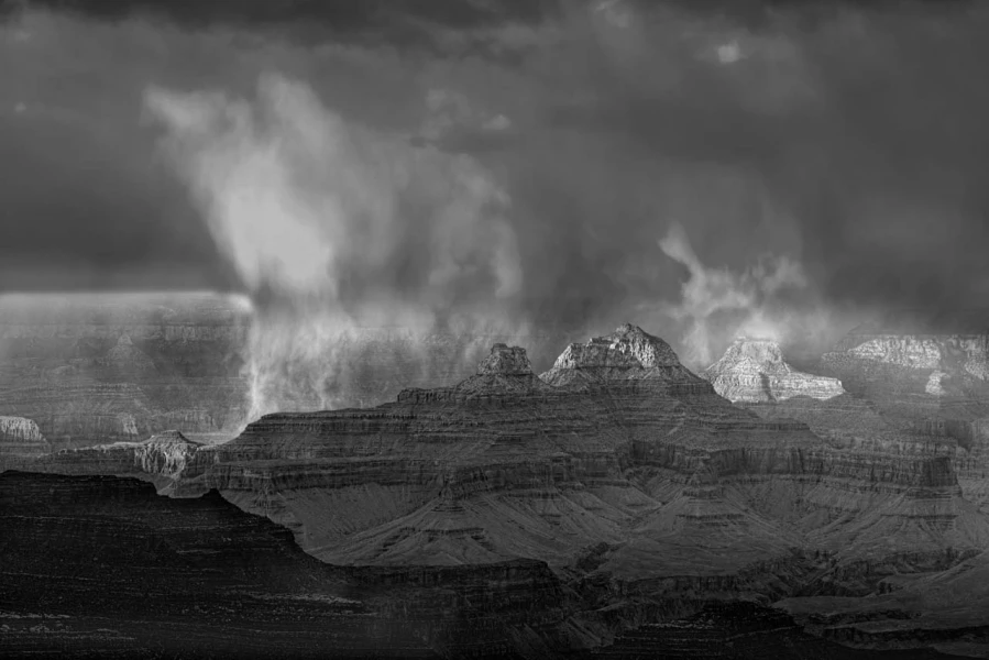 Le Grand Canyon en Arizona aux Etats-Unis en noir et blanc.