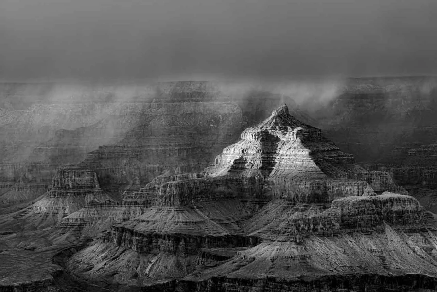 Le Grand Canyon en Arizona aux Etats-Unis en noir et blanc.
