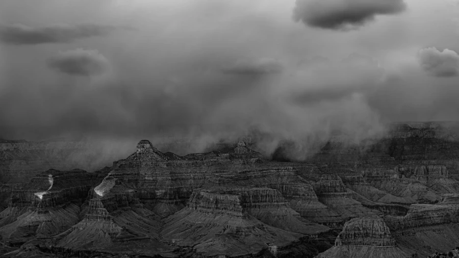 Le Grand Canyon en Arizona aux Etats-Unis en noir et blanc.