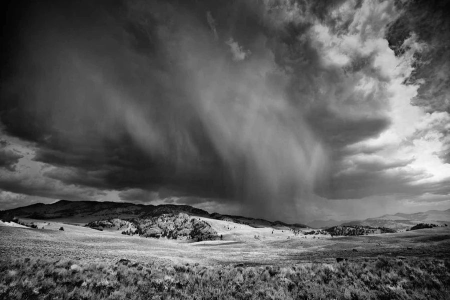 Photo en noir et blanc d'une tempête sur le Yellowstone.