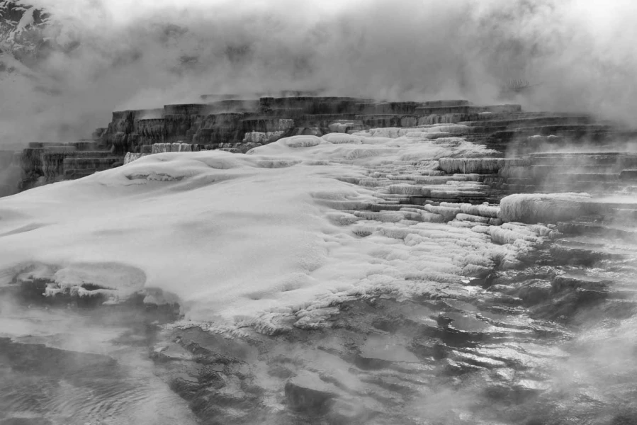 Paysage enneigé du Yellowstone en hiver.