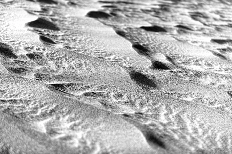 Dunes dans la vallée de la mort en Californie en noir et blanc.