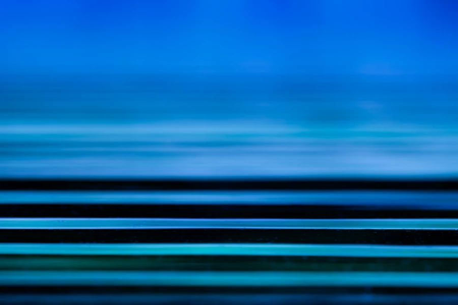 Vagueletes à la surface de l'eau sur un étang.