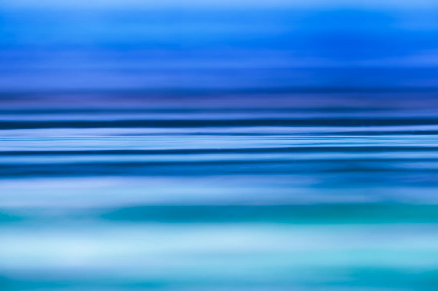 Vagueletes à la surface de l'eau sur un étang.