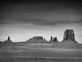 Paysage en noir et blanc de Monument Valley dans l'état de l'Ar