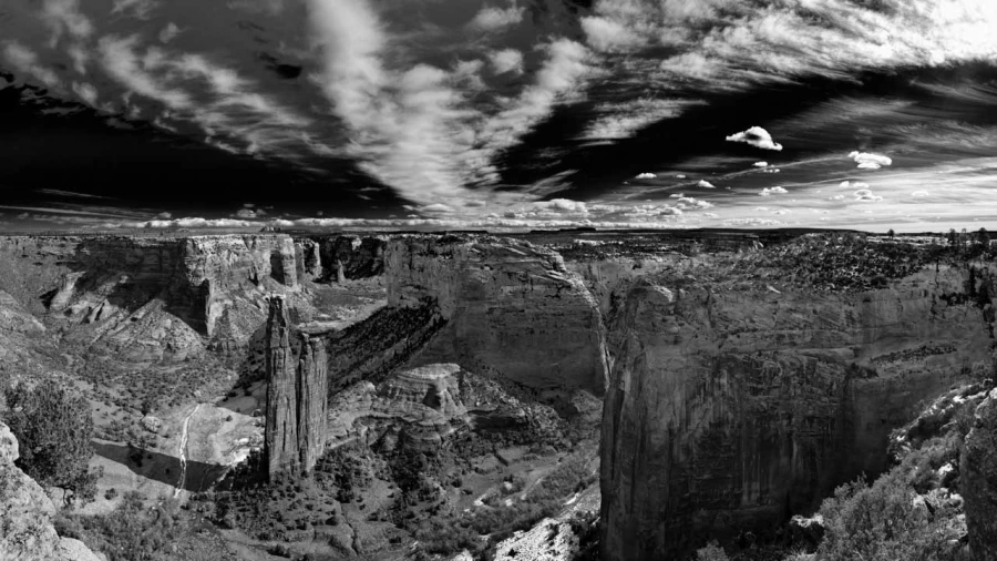 Photo du Canyon de Chelly dans l'Arizona en noir et blanc.