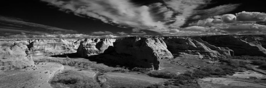 Photo du Canyon de Chelly dans l'Arizona en noir et blanc.