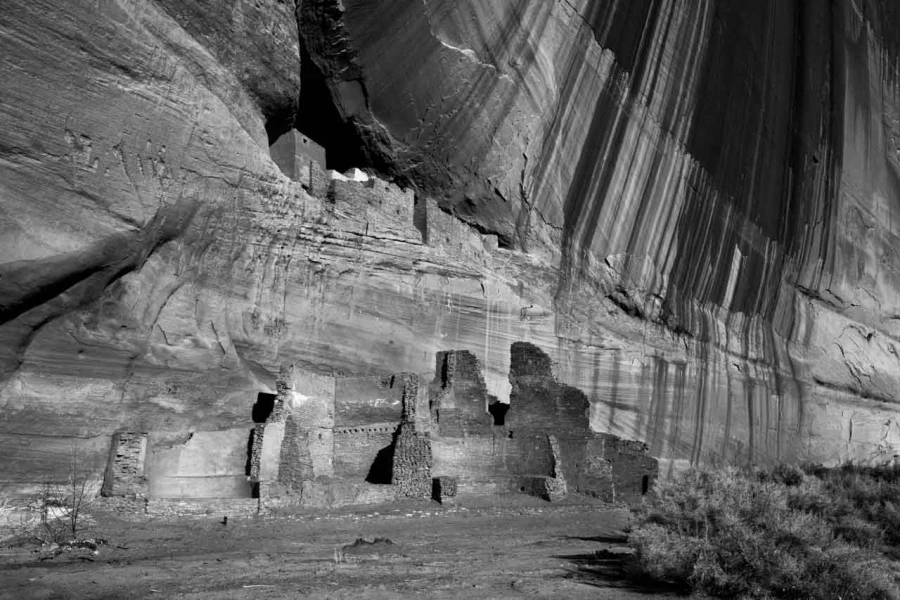 Photo du Canyon de Chelly dans l'Arizona en noir et blanc.
